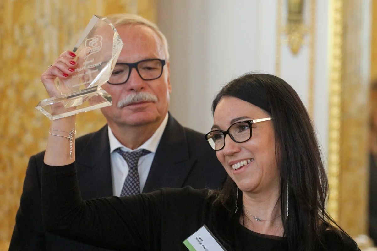 "Dla mnie szczęśliwa szkoła to taka, w której dzieci i nauczyciele są szczęśliwi. Żebyśmy my, nauczyciele, mogli dać szczęście dzieciom, sami musimy być szczęśliwi. Musimy mieć siłę, musimy czuć w sobie moc, a tak najbardziej to chyba potrzebujemy tego, żeby nasza praca wiązała się z szacunkiem, bo pracujemy na najcenniejszym kruszcu, czyli pracujemy na młodych ludziach, którzy są przyszłością naszego narodu" – mówiła w Rozmowie w południe Iwona Pietrzak-Płachta, laureatka nagrody Nauczyciel Roku 2022.