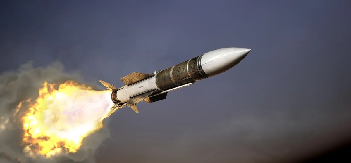 W ostatnich tygodniach, w związku z niepowodzeniami wojsk rosyjskich w Ukrainie, dygnitarze Kremla coraz częściej grożą użyciem broni jądrowej. Argumentują to tym, że za wszelką cenę chcą bronić terytorium Rosji, w tym zaanektowanych ukraińskich obwodów. Czym zatem jest broń jądrowa? Jaka jest różnica pomiędzy jądrową bronią taktyczną a jądrową bronią strategiczną? Jak wysokie jest w tej chwili prawdopodobieństwo wywołania przez Rosjan skażenia promieniotwórczego, które może zagrozić Polsce? Czy bardziej realny jest scenariusz celowego ataku jądrowego, czy raczej wymknięcia się spod kontroli sytuacji w Zaporoskiej Elektrowni Jądrowej, które mogłoby doprowadzić do skażenia promieniotwórczego? Razem z ekspertem z Rządowego Centrum Bezpieczeństwa Florianem Naumczykiem porządkujemy aktualne informacje, sprawdzamy, które scenariusze są mniej lub bardziej prawdopodobne oraz rozwiewamy najczęstsze wątpliwości dotyczące bieżącej sytuacji za wschodnią granicą i jej wpływu na bezpieczeństwo Polski.