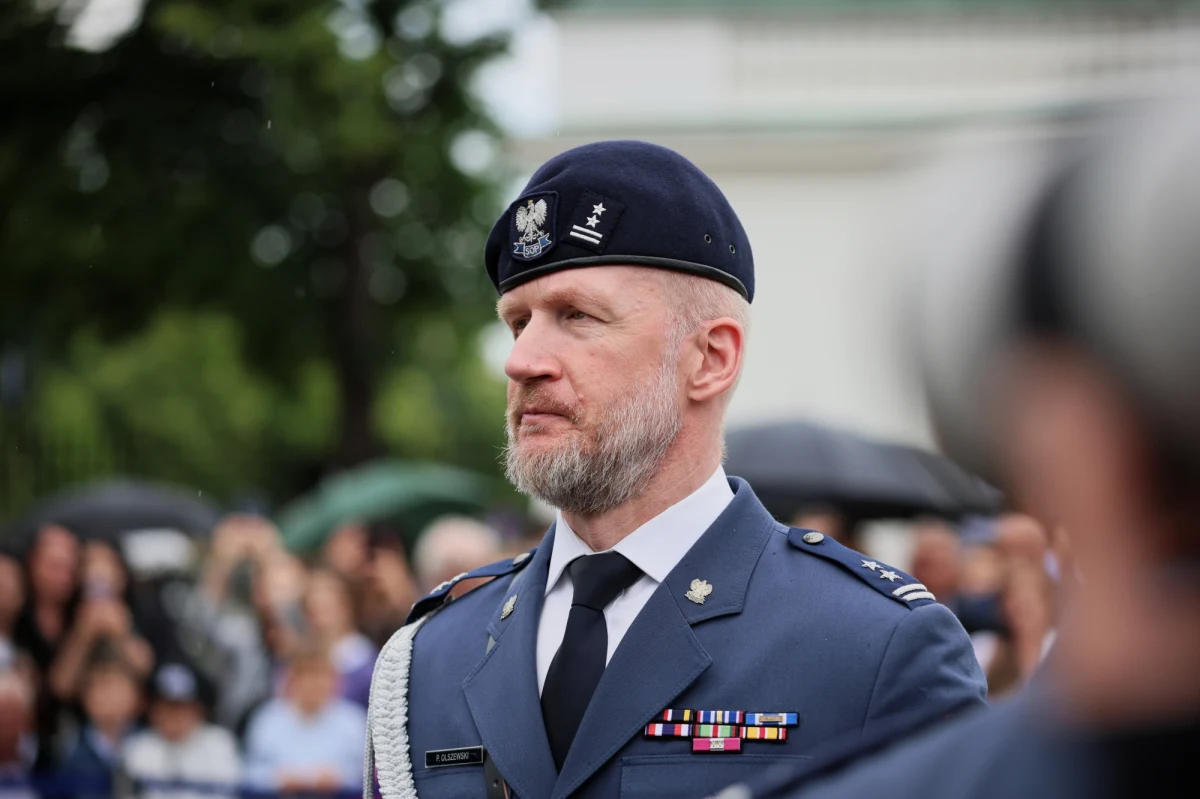 Komendant Służby Ochrony Państwa ppłk Paweł Olszewski złożył pisemny wniosek o wystąpienie ze służby w trybie ustawowym - poinformował rzecznik prasowy SOP płk Bogusław Piórkowski. Szef SOP odejdzie ze służby z dniem 7 stycznia przyszłego roku.
