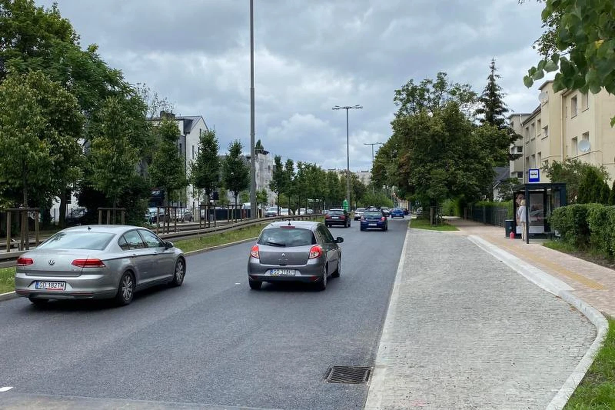 Dwa tygodnie przed zaplanowanym terminem ma zakończyć się remont w Sopocie na głównej arterii Trójmiasta. Aleja Niepodległości od ponad miesiąca jest zwężona do jednego pasa ruchu w obu kierunkach. Kierowców czeka ostatnia zmiana organizacji ruchu w tym miejscu.

