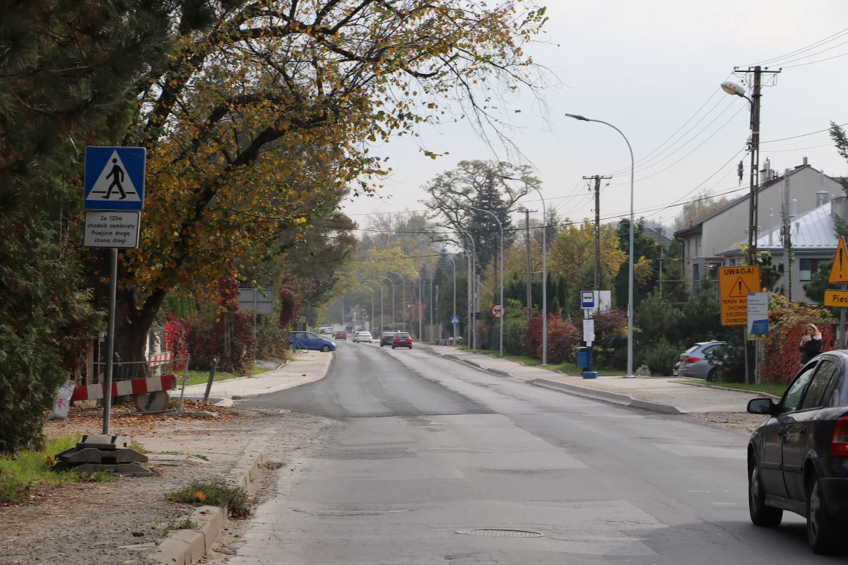 Rozpoczyna się przebudowa ul. Królowej Jadwigi, na odcinku od ul. Jesionowej do ul. Robla. Najpierw wprowadzone zostaną zmiany w organizacji ruchu i komunikacji miejskiej. Pierwsze prace ruszą w poniedziałek, 17 października. Sprawdź listę zmian.