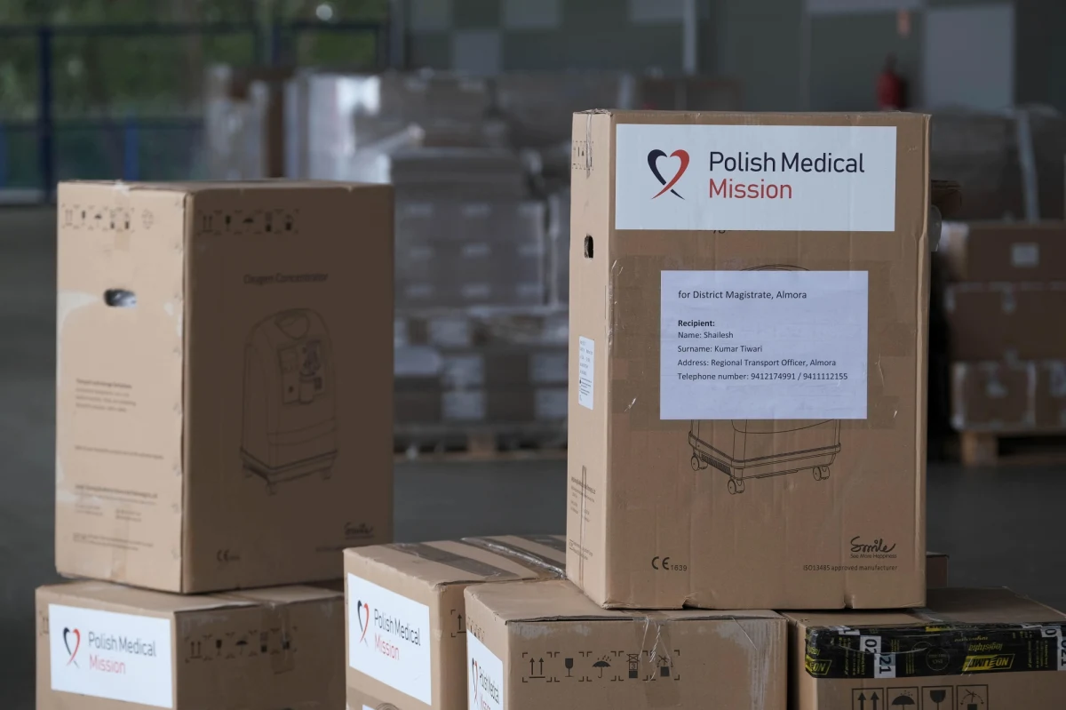 Od początku wojny w Ukrainie Rosjanie już ponad 550 razy atakowali tamtejsze placówki medyczne. Wiele z nich zostało zniszczonych, a w bombardowaniach tylko takich miejsc zginęło ponad 100 osób. To sprawia, że leczenie chorych i rannych jest w Ukrainie prawdziwym wyzwaniem. Z pomocą stara się przychodzić Polska Misja Medyczna, która od początku wojny regularnie zbiera i przekazuje potrzebne materiały i sprzęt.