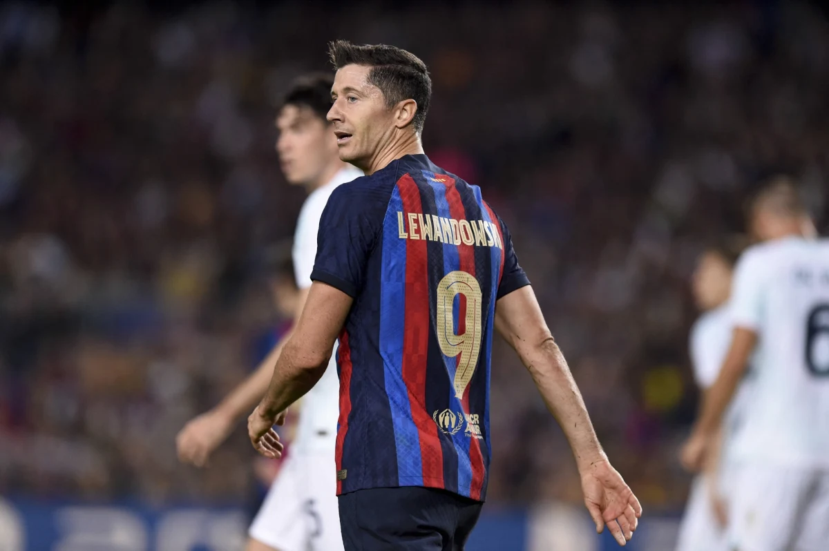 Robert Lewandowski zagra dziś w barwach FC Barcelona przeciwko Realowi Madryt. Kto okaże się lepszy w słynnym El Clasico, "Lewy" czy Karim Benzema? Na to pytanie odpowiedział gość internetowego Radia RMF24 - Tomasz Ćwiąkała.