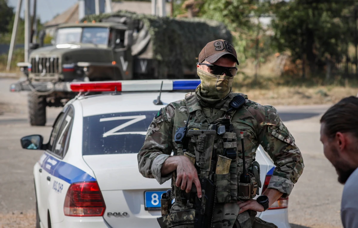 Zyskać na czasie, przygotować siły, uzupełnić sprzęt i zaatakować ponownie na początku 2023 roku - tak niezależny portal Meduza tłumaczy dążenia Rosji do zawieszenia broni z Ukrainą. Zaznacza przy tym, że Kijów nie planuje rozmawiać z Władimirem Putinem.