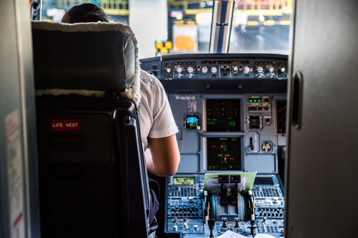 „Drugi pilot, który miał obsługiwać lot z rosyjskiego miasta Ufa do Antalii w Turcji, został w piątek zatrzymany i powołany do wojska bezpośrednio na lotnisku. W konsekwencji tego incydentu rejs opóźnił się o blisko dziewięć godzin” - powiadomiło Radio Swoboda.