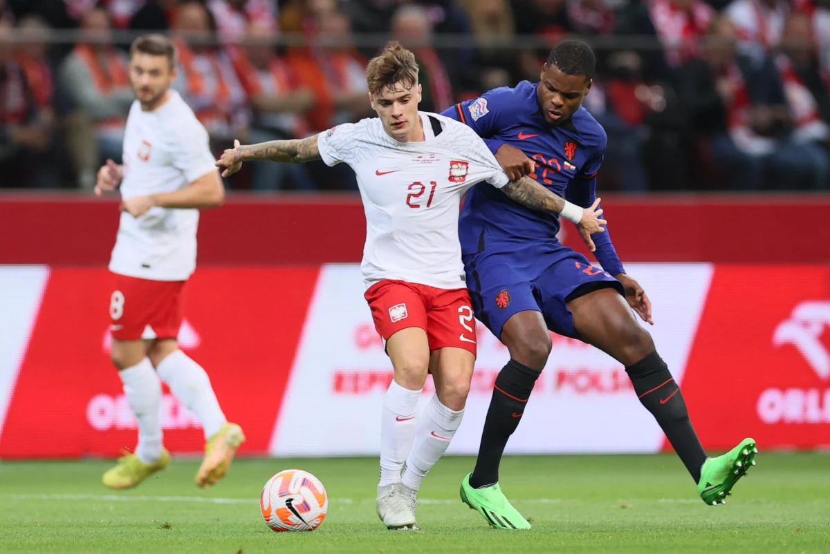 ​Włoski dziennik "Tuttosport" opublikował listę 20 piłkarzy nominowanych do nagrody Golden Boy. Wśród nich znalazł się Nicola Zalewski - zawodnik AS Roma i reprezentacji Polski. Plebiscyt na najlepszego piłkarza do lat 21 grającego w Europie organizowany jest od 2003 roku.