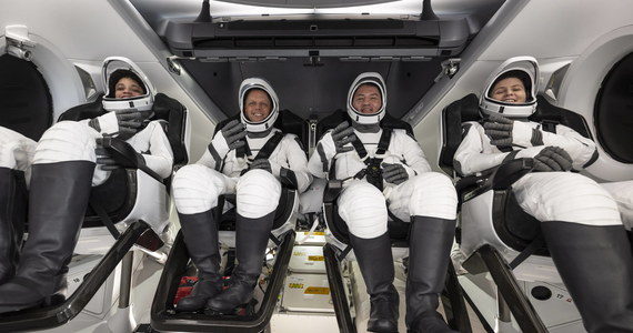 ​Czteroosobowy zespół astronautów po sześciomiesięcznym pobycie na Międzynarodowej Stacji Kosmicznej (ISS)  bezpiecznie wylądował w piątek na Oceanie Atlantyckim u wybrzeży Florydy.