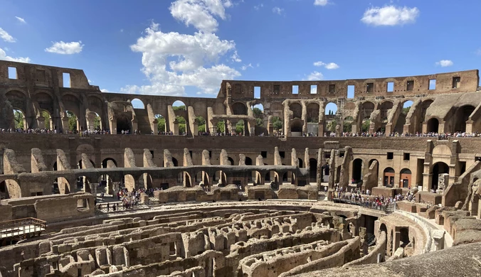 Włochy. Turyści wyryli inicjały w Koloseum. Grozi im więzienie