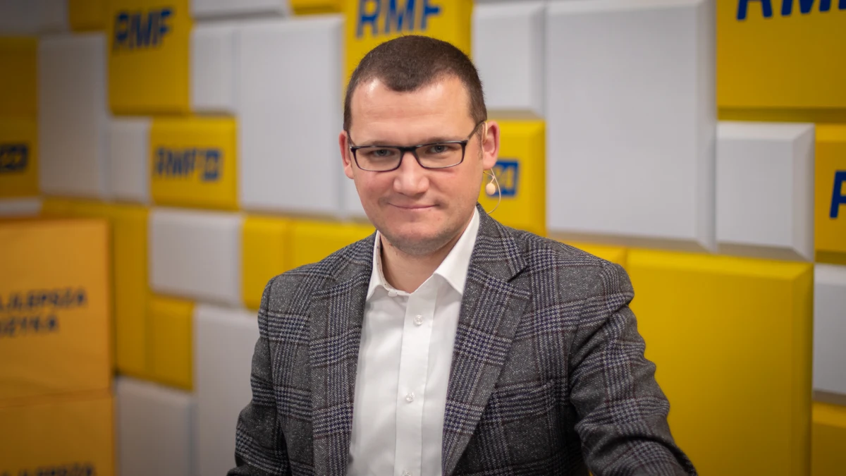 "Nie możemy w nieskończoność finansować pobytu uchodźców" - powiedział w RMF FM wiceminister spraw wewnętrznych i administracji Paweł Szefernaker. "Mamy w tej chwili około 80 tysięcy osób, które wciąż przebywają w miejscach zbiorowego zakwaterowania - halach targowych, remizach i pensjonatach. Chcemy, żeby osoby, które przebywają w tych miejscach już ponad 120 dni, od stycznia partycypowały w 50 proc. kosztów przez najbliższe miesiące, a docelowo, żeby całkowicie ponosiły koszty pobytu w Polsce" - powiedział gość Krzysztofa Ziemca, który jest jednocześnie pełnomocnikiem rządu ds. uchodźców wojennych z Ukrainy.