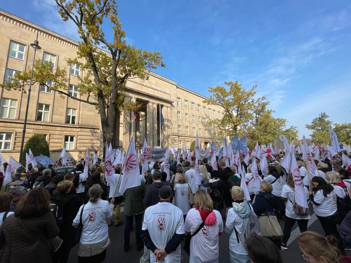 Nauczyciele z całej Polski przyjechali na pikietę do Warszawy. Akcję zorganizował ZNP. Związkowcy zebrali się przed gmachem Ministerstwa Edukacji i Nauki. Domagali się podwyżek - jak mówią - większych niż te zaproponowane przez resort.  