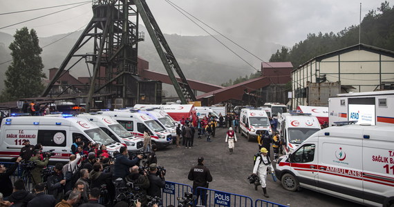 Minister spraw wewnętrznych Turcji Suleyman Soylu poinformował, że wzrósł bilans piątkowej eksplozji w kopalni węgla w mieście Amasra w prowincji Bartin na północnym-zachodzie Turcji. Życie straciło co najmniej 40 górników. W dalszym ciągu trwają poszukiwania jednego zaginionego górnika. W momencie wybuchu w kopalni znajdowało się 110 osób.

