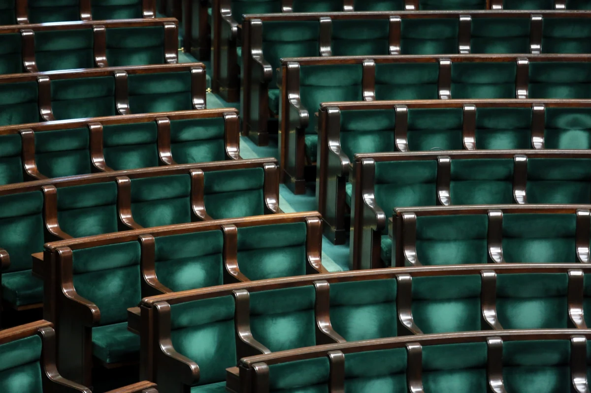 Gdyby wybory parlamentarne odbyły się w najbliższą niedzielę na Zjednoczoną Prawicę głosowałoby 37,1 proc. wyborców, 27,7 proc. na KO, 10,7 na Lewicę, a 10,1 proc. Polskę 2050 Szymona Hołowni – wynika z październikowego sondażu Estymatora.
