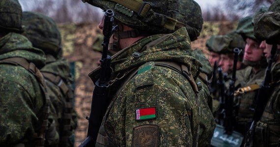 Jak wynika z materiałów publikowanych w mediach społecznościowych, pierwsi rosyjscy żołnierze dotarli na Białoruś. W poniedziałek prezydent Białorusi Alaksandr Łukaszenka poinformował, że w związku z "zaostrzeniem sytuacji na zachodnich granicach Państwa Związkowego" Rosja i Białoruś zgodziły się na rozmieszczenie wspólnej regionalnej grupy wojsk.