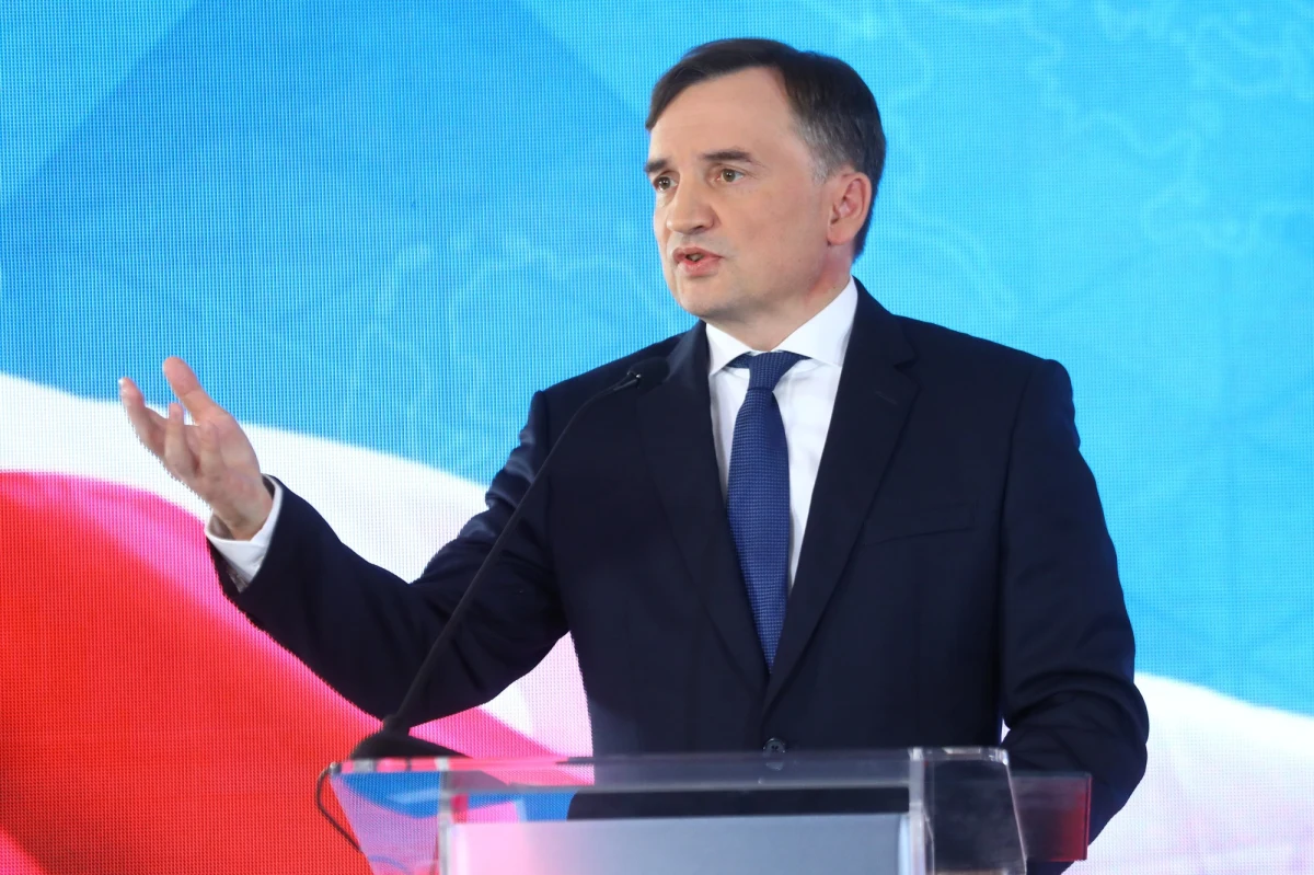 "Gdyby argumenty, które podnosiliśmy zostały wysłuchane, to nie byłoby problemu z polskim węglem, każda polska rodzina mogłaby kupić w polskich kopalniach węgiel za te 900 zł, bo on by był dostępny" – powiedział na konwencji Solidarnej Polski lider tego ugrupowania Zbigniew Ziobro. "Dziś, w warunkach toczącej się wojny (...) nie możemy dalej udawać, że nie ma problemu z pakietem klimatycznym. Musimy powiedzieć sobie jasno, że ten pakiet, który nie liczy się z kosztami ekonomicznymi i społecznymi, jakie ponoszą Polacy, jest nie do zaakceptowania dla nas" - dodał.