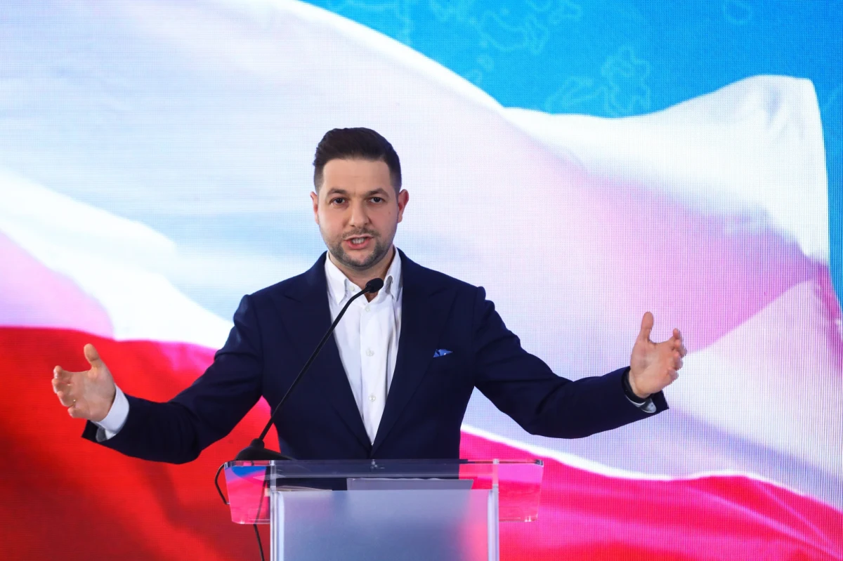 "Jak szczur ucieka" - tak w kierunku Patryka Jakiego wykrzykiwali członkowie AgroUnii, uniemożliwiając mu wyjście z windy i dotarcie na konwencję Solidarnej Polski. Działacze domagali się od polityka m.in. wyjaśnień w związku z dymisją byłego już wiceministra rolnictwa Norberta Kaczmarczyka.