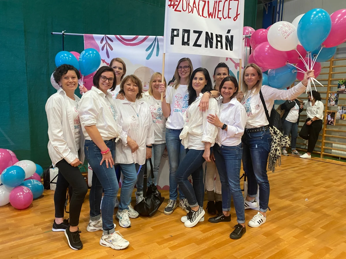 Reprezentantki dwunastu miast, dotknięte chorobą onkologiczną, wzięły udział w finale projektu fotograficznego "Zobacz Więcej". Fotografka Magda Rdest-Nowak przez kilka miesięcy robiła zdjęcia kobietom walczącym z rakiem. W Skierniewicach zorganizowała wystawę fotografii 365 uczestniczek projektu.