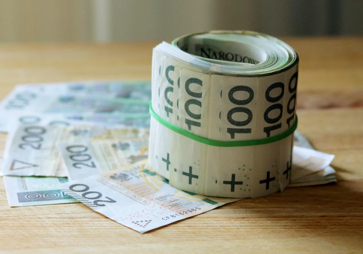 Co drugi Polak posiadający oszczędności musiał po nie sięgnąć w ostatnim półroczu, żeby sfinansować podstawowe wydatki - m.in.  zakup codziennych produktów spożywczych, opału, zakup paliwa - wynika z badania Rejestru Dłużników BIG InfoMonitor. 