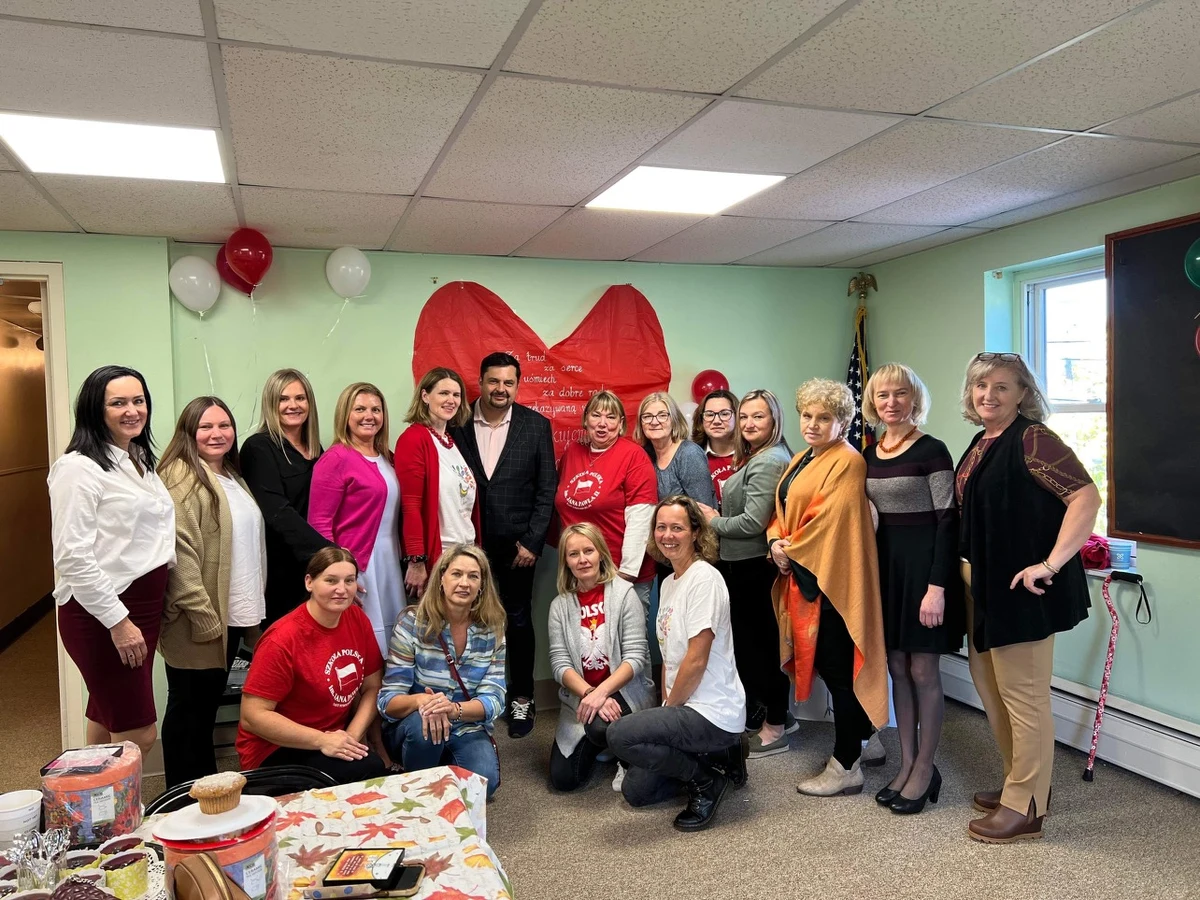 Polonijny Dzień Dwujęzyczności - czyli Polish Billingual Day - obchodzony jest w trzeci weekend października. W polskich szkołach na całym świecie odbywają się festyny, spotkania, rozmowy o języku polskim. Podkreśla się jak ważne jest, by młode pokolenie imigrantów lub dzieci imigrantów uczyły się ojczystego języka. Amerykański korespondent Paweł Żuchowski odwiedził polską szkołę w górach w Pocono w Pensylwanii. W East Stroudsburg rozmawiał z Hanną Czumą dyrektorką placówki imienia Jana Pawła II.
