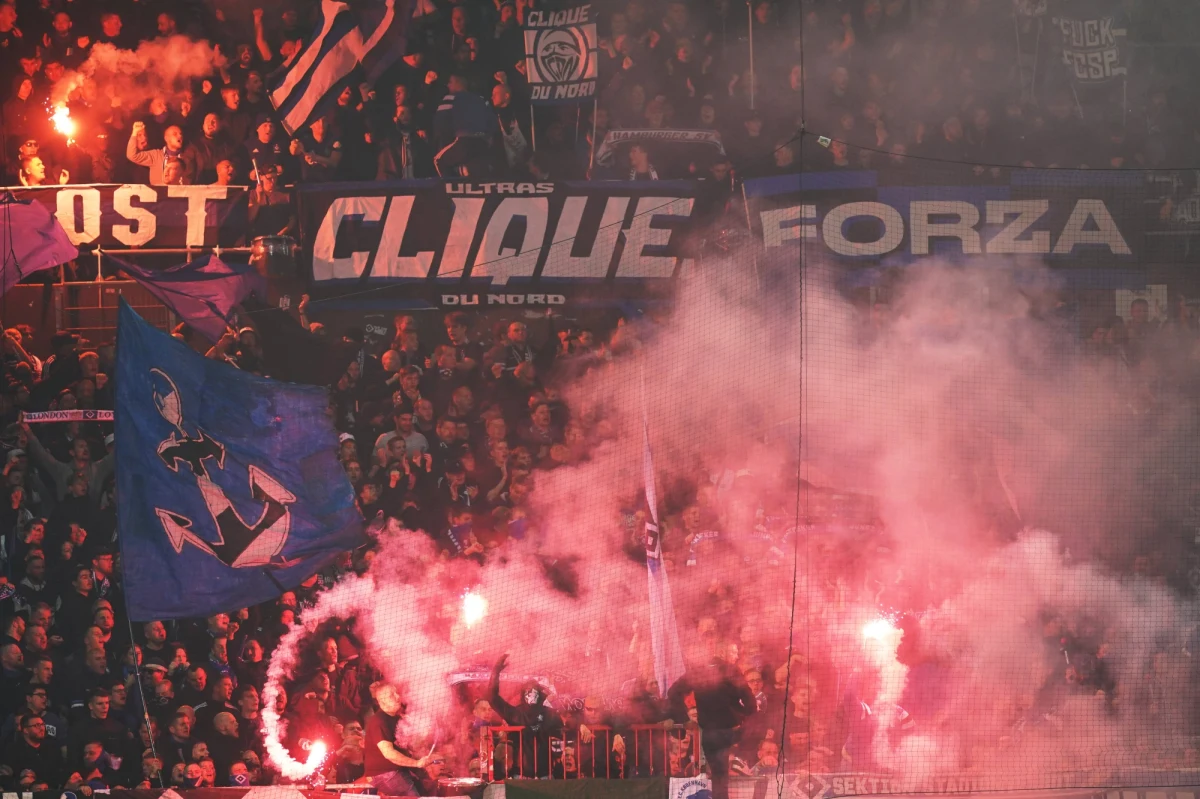 Niemiecka policja z "ogromną brutalnością" zatrzymała grupę kibiców hamburskiego klubu piłkarskiego FC St. Pauli, którzy próbowali zakłócić pochód fanów konkurencyjnej drużyny z tego miasta - Hamburger SV przed piątkowym meczem obu zespołów - informuje portal tygodnika "Spiegel".
