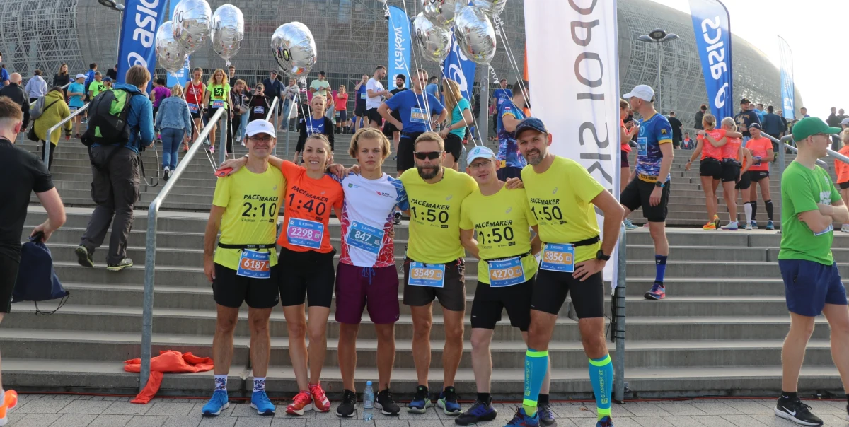 Znamy zwycięzców ósmej edycji Cracovia Półmaratonu Królewskiego! Imprezę zdominowali Kenijczycy - pierwszy był Erick Ndiema, a kolejne miejsca zajęli odpowiednio David Metto i Paul Tiongik. Tuż za podium uplasował się Polak Mateusz Kaczor. Najlepsza z kobiet, Ukrainka Wiktoria Kaluzna, zajęła 13. miejsce. Uczestnicy mieli do przebiegnięcia 21 kilometrów ulicami miasta. Pierwsi biegacze dotarli na metę zlokalizowaną na płycie TAURON Areny Kraków tuż po godzinie 11:00.