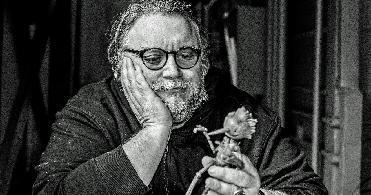 Mama meksykańskiego reżysera Guillermo del Toro zmarła zaledwie dzień przed światową premierą jego nowego filmu - animacji Netfliksa "Pinokio". "Ten [film] był wyjątkowy zarówno dla niej, jak i dla mnie. To nie tylko pierwszy raz, kiedy będziecie mogli zobaczyć ten obraz, ale także i ona po raz pierwszy zobaczy go z wami" - twórca powiedział przed pokazem filmu na Londyńskim Festiwalu Filmowytm.  