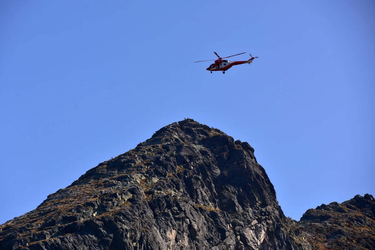 Ratownicy Tatrzańskiego Ochotniczego Pogotowia Ratunkowego odnaleźli w niedzielę w rejonie Przełęczy pod Chłopkiem w Tatrach Wysokich ciało poszukiwanego od soboty turysty. To już kolejny w ostatnich dniach śmiertelny wypadek w Tatrach.