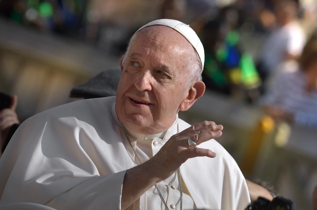 Jezus zobaczyłby dziś na Ziemi "wiele wojen, wiele ubóstwa i tyle nierówności, a jednocześnie ogromne zdobycze techniki, nowoczesne środki i ludzi, którzy zawsze się spieszą" - powiedział papież Franciszek tysiącom wiernych, przybyłych w niedzielę w południe na modlitwę Anioł Pański w Watykanie. Ponownie zachęcił do modlitwy za naród Ukrainy.