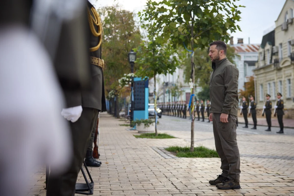 Prezydent Wołodymyr Zełenski wezwał Ukraińców do ograniczenia zużycia energii elektrycznej w godzinach szczytu. Jak wyjaśnił, jest to niezbędne, by uniknąć blackoutów. "To mała rzecz dla życia pojedynczych osób, ale ekstremalnie zauważalna na poziomie całego systemu energetycznego" - tłumaczył. "Ten krok, razem z innymi, zapewni porażkę rosyjskich planów terrorystycznych" - przekonywał. 
