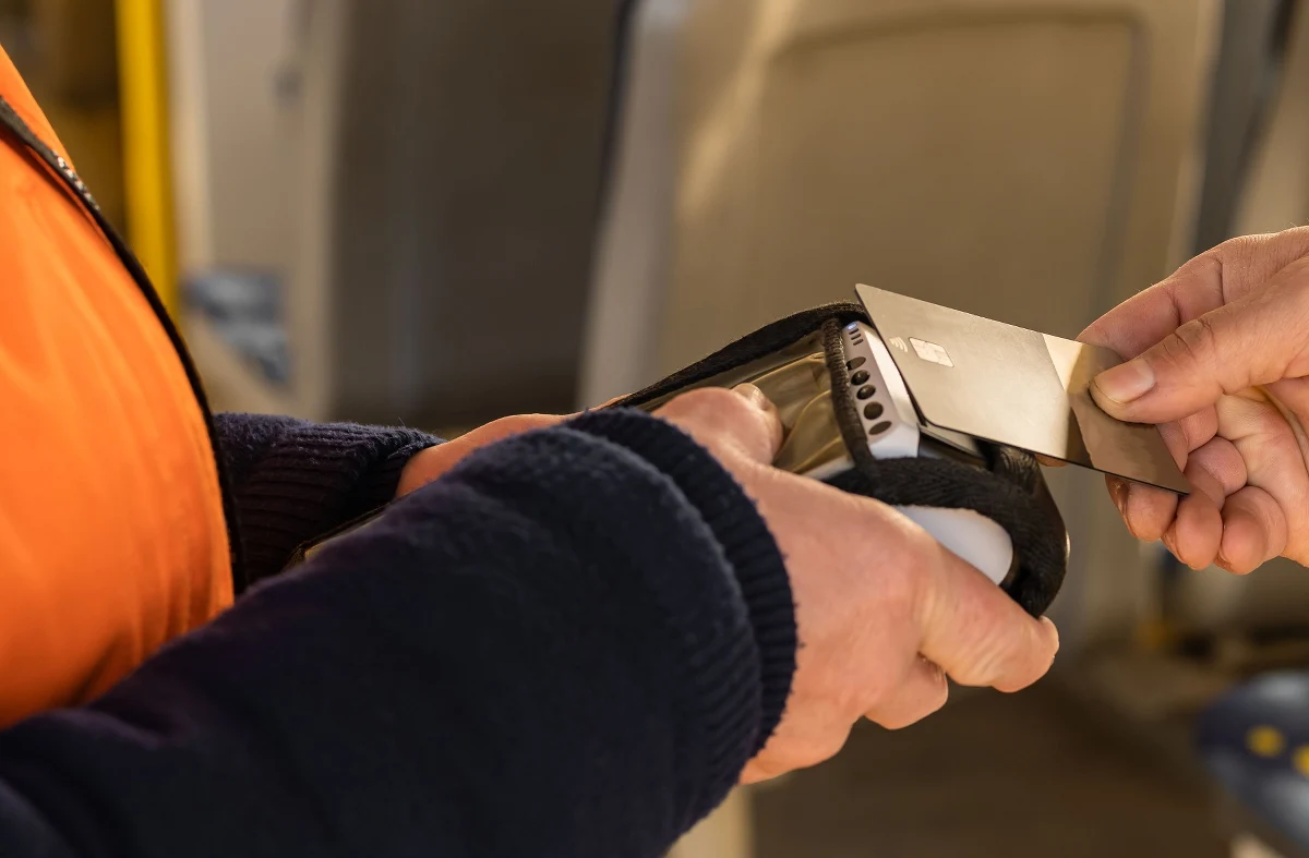 W minioną sobotę w krakowskim autobusie linii 337 pasażer bez biletu uciekł z pojazdu, uderzając w głowę kontrolerkę biletów, która ucierpiała. Za wskazanie sprawcy wyznaczono wysoką nagrodę.