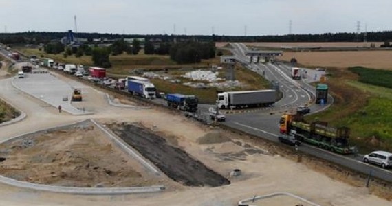 W poniedziałek przed godziną 11 zamknięty został węzeł autostrady A4 Opole Południe. Jak poinformowała GDDKiA w Opolu, ponowne oddanie węzła do użytku planowane jest na koniec listopada 2022 roku.