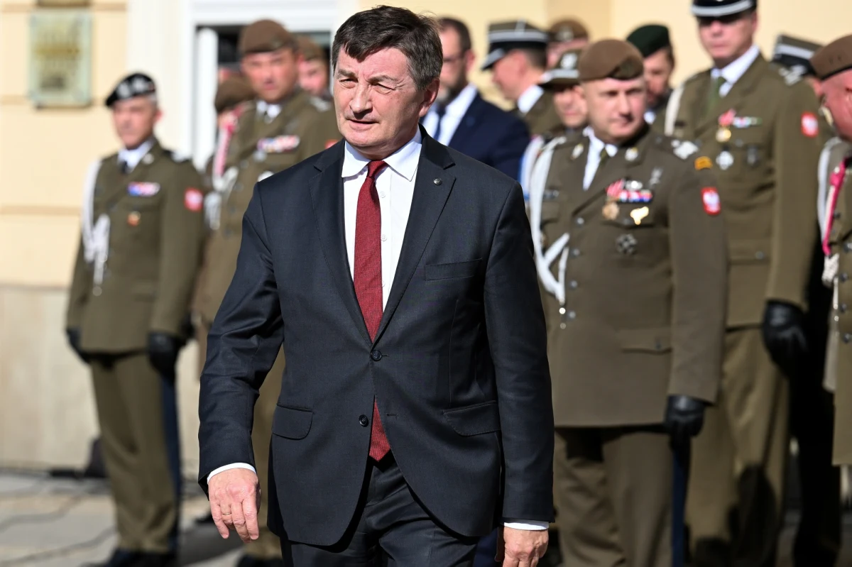 „Powstanie zespół składający się m.in. z premiera i wicepremierów, aby jak najlepiej skoordynować wszystkie resorty i przeciwdziałać kryzysom” - ogłosił szef KPRM Marek Kuchciński. To pierwsza zmiana, jaką w mediach społecznościowych ogłosił Kuchciński po objęciu nowego stanowiska. 