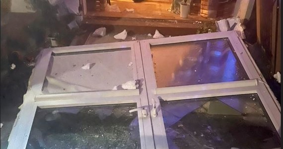 W jednym z mieszkań na Oruni w Gdańsku wybuch wyrwał okno tarasowe z mieszkania. Mieszkaniec miał podgrzewać parafinę. Na szczęście nikomu nic się nie stało.


