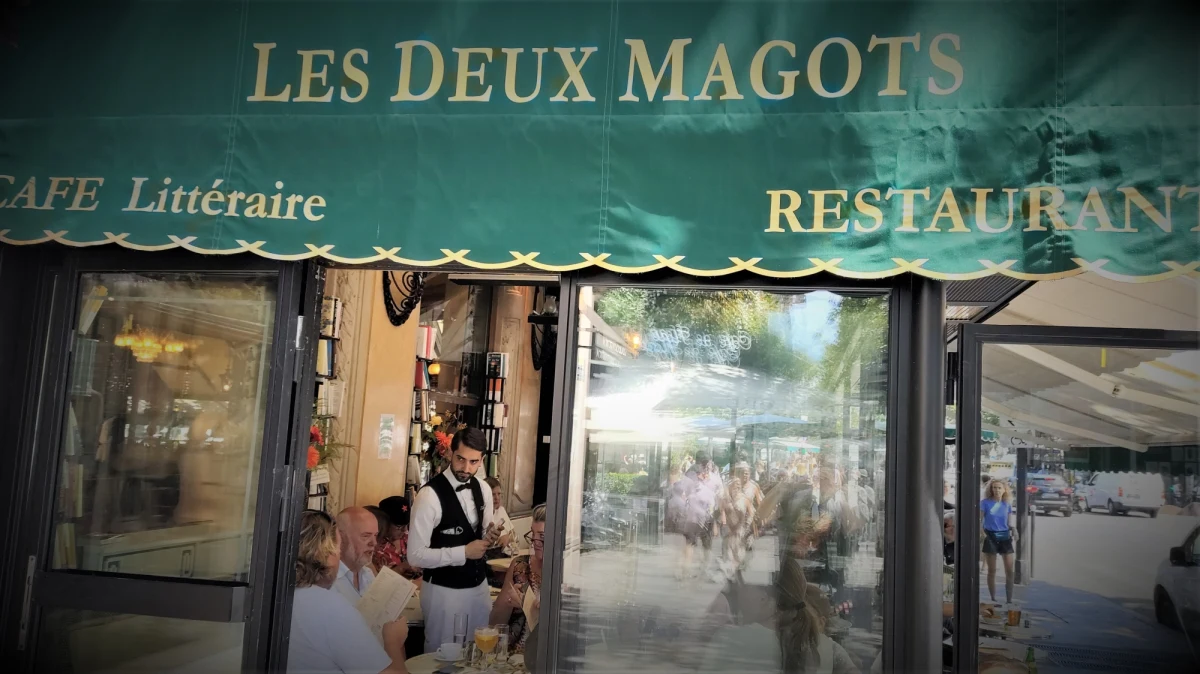 Lepiej późno niż wcale. Tak się pocieszałem, zabierając się za naukę podstaw języka francuskiego w dość zaawansowanym wieku. Co więcej, miałem absurdalną ambicję czytania -już od pierwszej lekcji- książek w oryginale, napisanych przez najwybitniejszych twórców znad Sekwany. A zamierzałem na to poświęcić tak naprawdę jedną godzinę tygodniowo. W krakowskiej kawiarni, która udawałaby tę sławną- paryską. Absurd! Szaleństwo!      