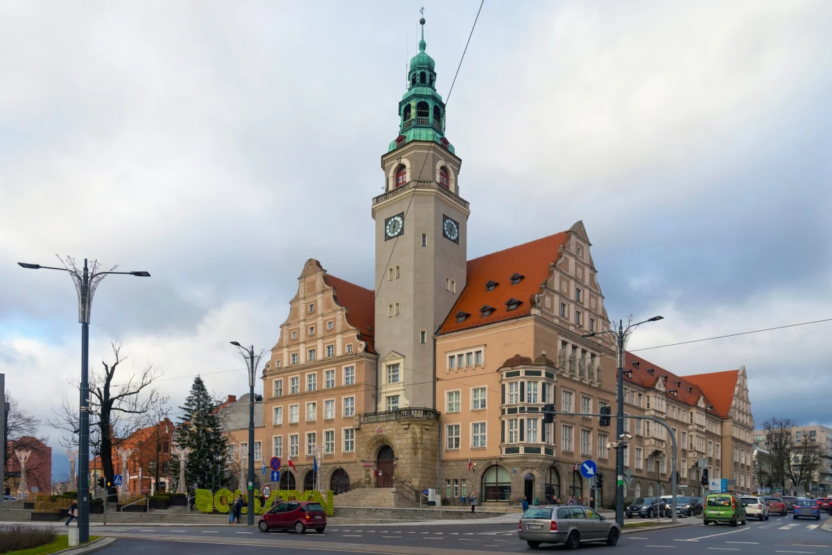 ​Rozpoczął się remont iglicy na olsztyńskim ratuszu - została ona uszkodzona podczas wichur, które na początku roku przechodziły nad miastem. W związku z pracami zamknięto główne wejście do ratusza.
