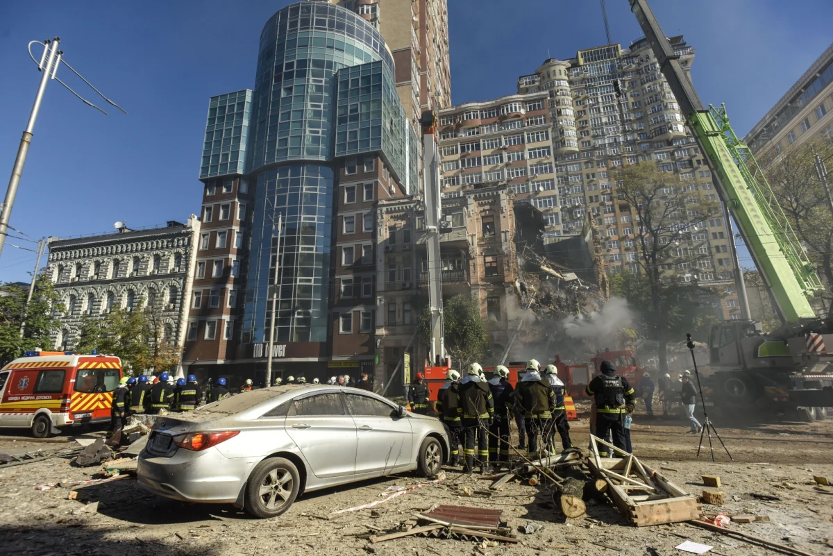 Wśród czterech osób, które zginęły w poniedziałek w Kijowie w wyniku rosyjskiego ataku za pomocą dronów, jest młode małżeństwo. Kobieta spodziewała się dziecka – przekazał na Telegramie mer stolicy Ukrainy Witalij Kliczko. Nie żyje także 59-letnia kobieta - poinformowała ukraińska policja. Po południu władze przekazały wiadomość o czwartej ofierze.  