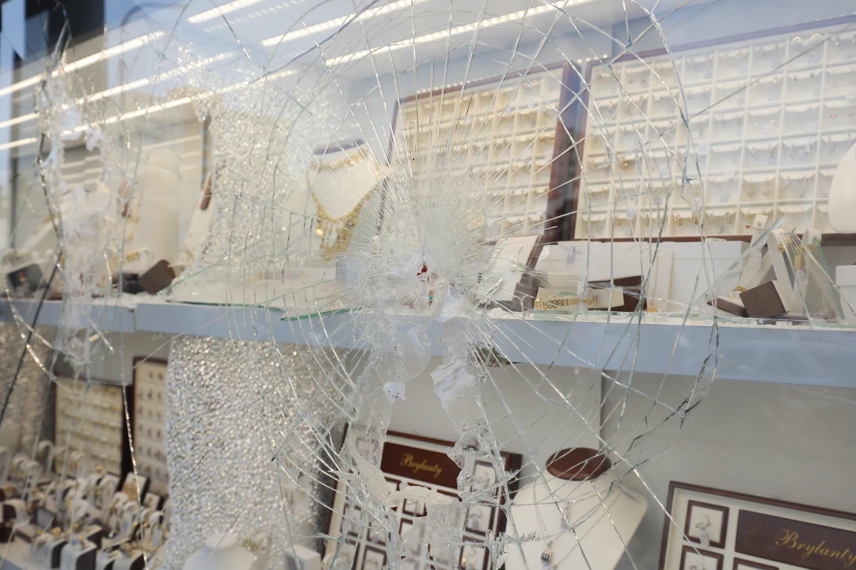 W poniedziałek przed południem nieznani sprawcy włamali się do jubilera na warszawskim Targówku. Zabrali towar z witryny i uciekli. 