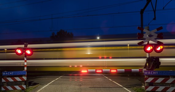 Przerażające nagranie, na którym widać, jak rozpędzony pociąg przecina na pół autobus, stało się viralem. Prezentujemy je poniżej i już teraz uspokajamy – nikt nie został poszkodowany. 