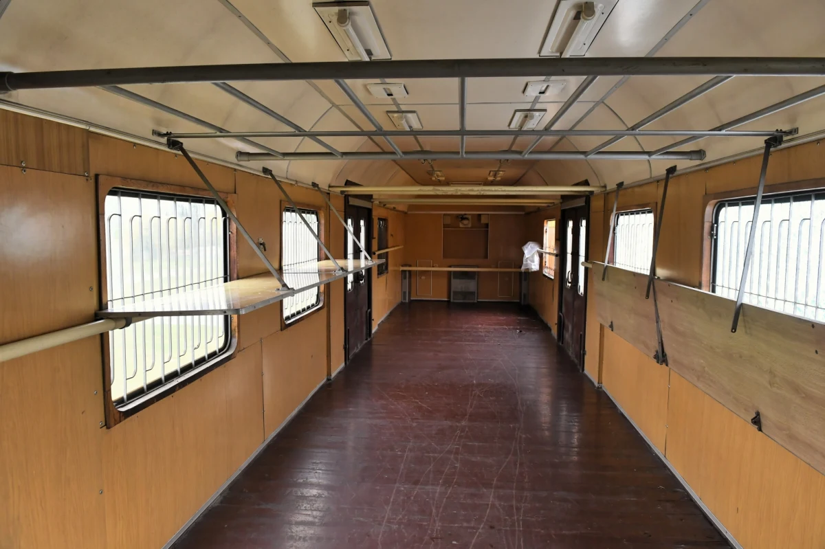 Samorząd województwa łódzkiego zlecił badania, które mają pomóc w rozwoju istniejącej od 107 lat Kolei Wąskotorowej Rogów-Rawa-Biała. Zabytkowa linia wykorzystywana jest tylko turystycznie. Mieszkańcy gmin, przez które przebiega jej trasa, zdecydują teraz, czy zostanie włączona do regularnych przewozów.