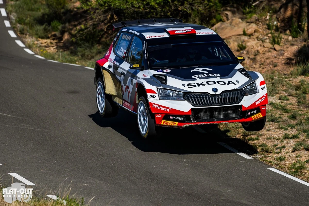 Od dwóch dni testują swoje auto na katalońskich asfaltach. To powrót do walki na rajdowych oesach po ponad dwumiesięcznej przerwie. Polska załoga, Miko Marczyk i Szymon Gospodarczyk, szykuje się do startu w weekendowym Rajdzie Katalonii. Ostatnio ich zmagania mogliśmy obserwować w Rajdzie Finlandii, w trakcie którego stanęli na najniższym stopniu podium w kategorii WRC2 Junior i zajęli szóste miejsce w kategorii WRC2 Open. Tam jednak rywalizowali na szutrach. Teraz przyjdzie czas na asfalt!