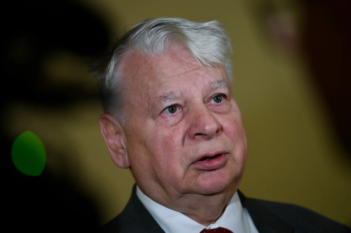 Sąd Okręgowy w Gdańsku zdecydował, że wicemarszałek Senatu Bogdan Borusewicz nie musi przepraszać córek Benedykta Szumilewicza - swojego nauczyciela z liceum. Borusewicz twierdził, że trafił w 1968 r. do więzienia po tym, jak Szumilewicz doniósł na niego do SB. Córki nauczyciela twierdziły, że ich ojciec doniósł na Borusewicza tylko raz - w 1982 r.