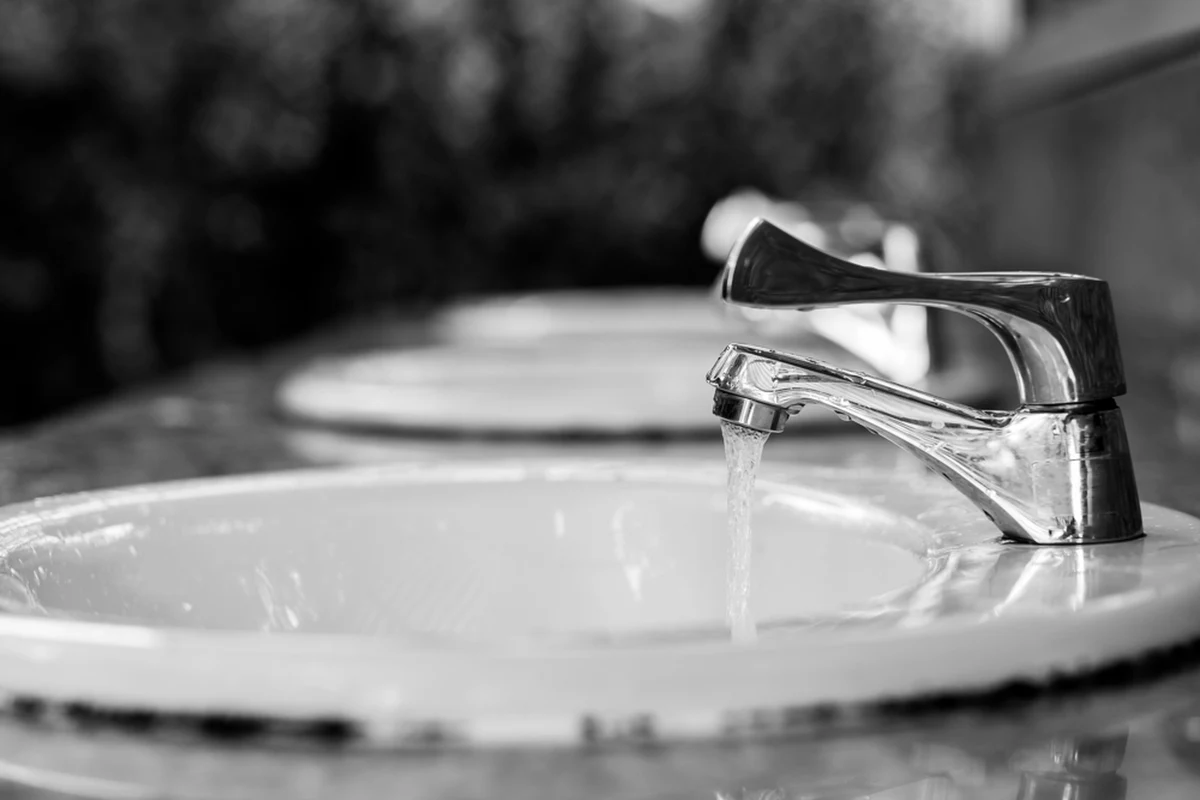 Już od ponad dwóch tygodni skażona jest woda w wodociągu gminy Baboszewo, w powiecie płońskim, na Mazowszu. Od 30 września woda nie nadaje się tam do spożycia. Wykryto w niej bakterie z grupy Coli.
