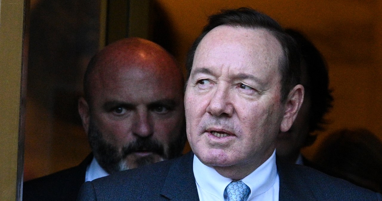 Zeznający w poniedziałek w procesie przed sądem federalnym na Manhattanie Kevin Spacey stwierdził, że żałuje swoich przeprosin aktora Anthony'ego Rappa za napaść seksualną. Zaprzecza jakoby to miało miejsce.