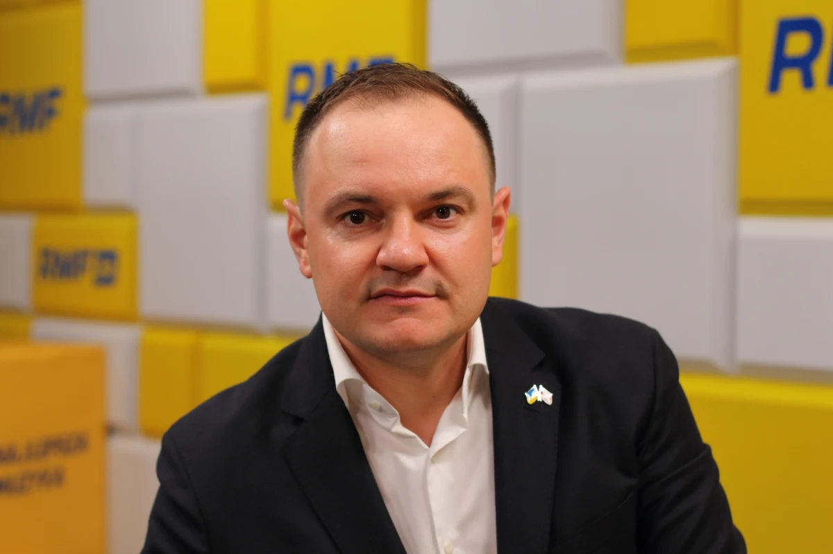 „Łukaszenka walczy o życie polityczne, fizyczne, o zachowanie władzy, o zachowanie kontroli nad państwem, ponieważ on traktuje Białoruś jako swoją własność. To jest jego własność od 28 lat i on będzie bronił tej własności. Jeżeli będzie trzeba, to będzie strzelał. Teraz wsadza ludzi na 14, 18, 25 lat, ale jeżeli będzie taka potrzeba, to będzie strzelał i rozstrzeliwał” - mówił w Porannej rozmowie w RMF FM Aleś Zarembiuk, prezes Fundacji Dom Białoruski. 