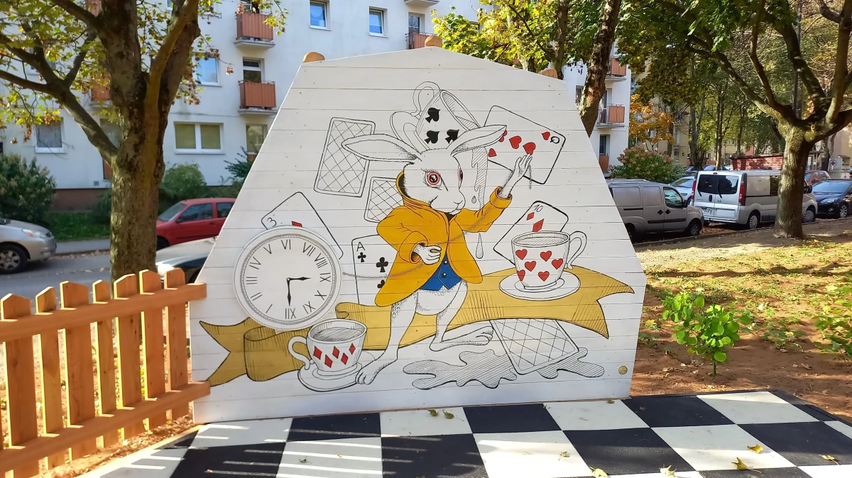 Wielopokoleniowa baśniowa strefa rekreacji, powstała na Bielanach. Przy ulicy Frygijskiej, dzieci mogą korzystać między innymi ze zjeżdżali w kształcie muchomora, a na dorosłych czekają stoły do gry w szachy i warcaby, a także plenerowa biblioteczka. 