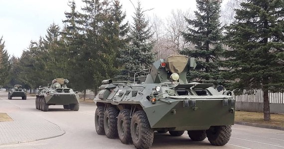 Jak donoszą białoruskie media, na polecenie Aleksandra Łukaszenki w kraju trwa tajna mobilizacja. Mężczyźni z całego kraju są pilnie wzywani do służby wojskowej. Chorąży i oficerowie dostają propozycje awansów. Szczególnie pożądani są kierowcy czołgów i wozów bojowych.