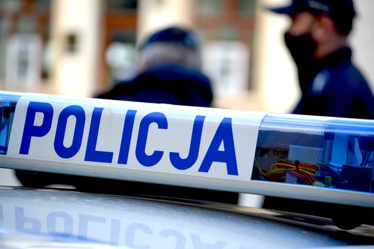 Trzech uchodźców z Ukrainy zostało brutalnie zaatakowanych przed jednym z klubów w Legnicy na Dolnym Śląsku. Sprawcy wjechali w nich samochodem, jednemu przejechali po nodze, a potem pobili mężczyzn.