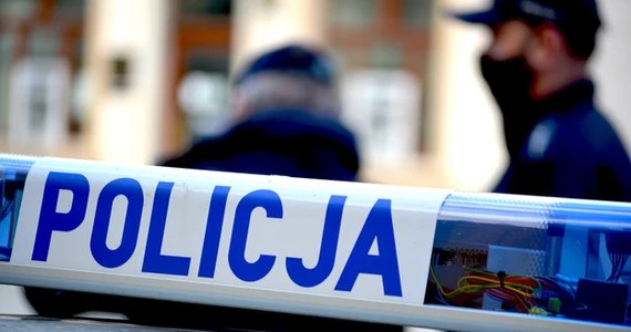 Trzech uchodźców z Ukrainy zostało brutalnie zaatakowanych przed jednym z klubów w Legnicy na Dolnym Śląsku. Sprawcy wjechali w nich samochodem, jednemu przejechali po nodze, a potem pobili mężczyzn.