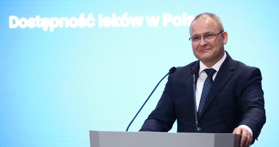 "W Polsce mamy zarejestrowanych ponad 16 tys. produktów leczniczych i ok. 55 tys. opakowań różnych leków. Żadna apteka nie jest w stanie mieć wszystkich produktów leczniczych, ale nie ma problemu z systemowym brakiem leków" – mówił na konferencji wiceminister zdrowia Maciej Miłkowski. Od ubiegłego tygodnia słuchacze RMF FM alarmują nas, że nie mogą kupić między innymi niektórych antybiotyków, szczepionek odczulających oraz leków dla chorych na cukrzycę.