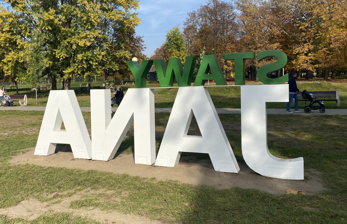 Kontrowersyjny napis stanął w łódzkim parku