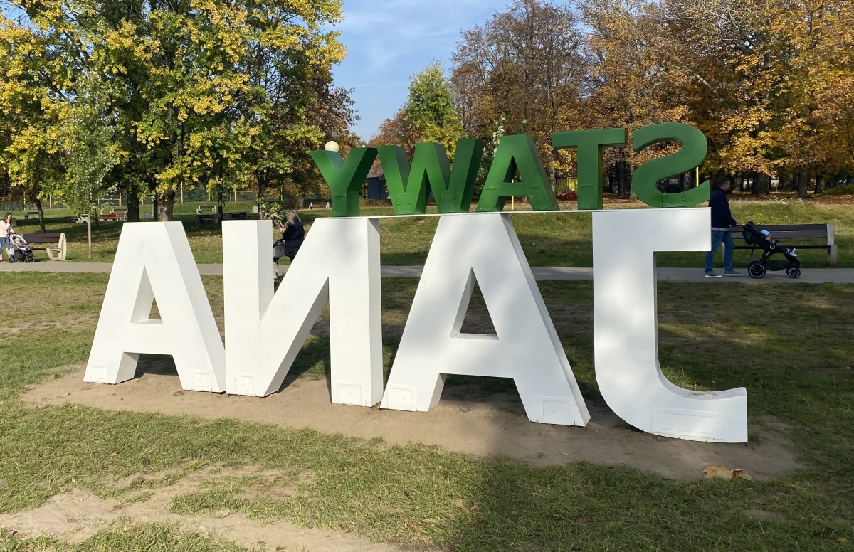 Trójwymiarowy napis „Stawy Jana” - to jeden z elementów zrealizowanego projektu Łódzkiego Budżetu Obywatelskiego. Konstrukcja za 30 tys. zł stanęła przy plaży i od razu zwróciła uwagę osób oglądających ją od drugiej strony. Duże, białe litery wyglądają inaczej, kiedy patrzymy na rewers napisu. 